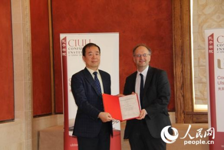 北爱尔兰教育大臣向中国孔子学院总部驻英国首席代表陈同度颁发获奖证书。（ 黄培昭 摄）