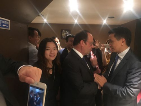 奥朗德与黄进亲切交谈。(法国《欧洲时报》 /孔帆 摄) 奥朗德与黄进亲切交谈。(法国《欧洲时报》 /孔帆 摄)