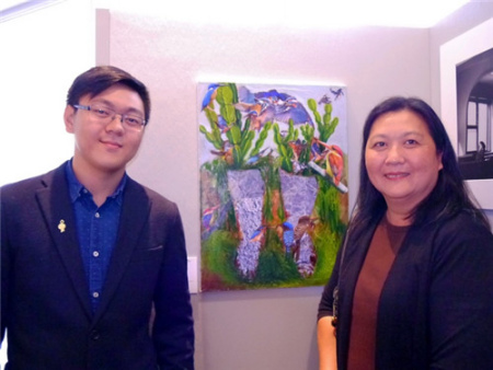 纽约视觉艺术学院大一生黎士轩(左)及母亲,在其作品《我站在何处》旁合影。(美国《世界日报》/胡毓玲 摄) 纽约视觉艺术学院大一生黎士轩(左)及母亲,在其作品《我站在何处》旁合影。(美国《世界日报》/胡毓玲 摄)