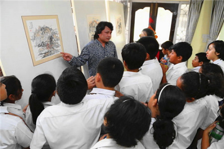 孔祥乔在尼泊尔中国文化中心向当地青年学生介绍中国书画知识