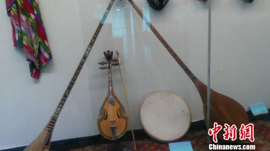 新疆博尔塔拉少数民族的各色乐器。　廖静 摄