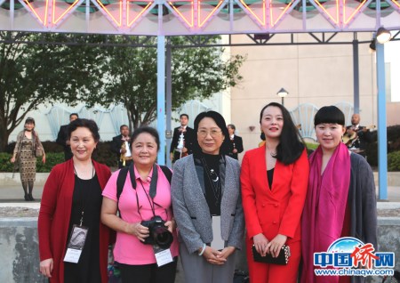 2016年4月，作者（中）与“侗族大歌”剧组在休斯敦第49届国际电影节开幕式