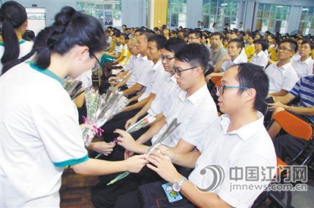 培英学子向老师献花。 培英学子向老师献花。