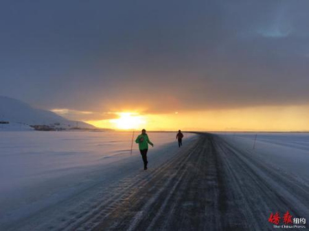 极地马拉松参赛途中。（美国《侨报》）