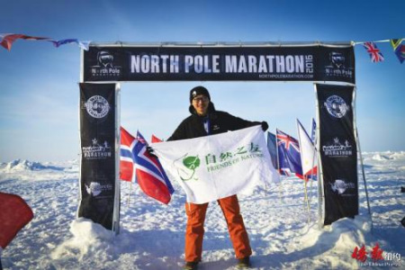 跑遍七大洲与极地马拉松的李西贝，在北极赛事中为公益项目筹款。 （美国《侨报》）