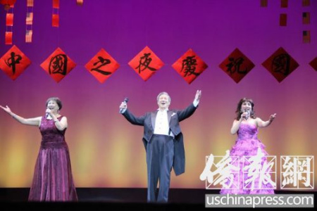 刘欣、周国权、张湘英三人组的《祝福中国》，三人歌声响彻表演厅。