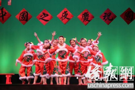 丽莎舞蹈学院的《姥姥门前看大戏》极具童趣,小演员的可爱也让现场气氛变得愈发热烈。 丽莎舞蹈学院的《姥姥门前看大戏》极具童趣,小演员的可爱也让现场气氛变得愈发热烈。