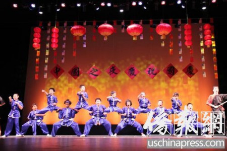 龙韵少林武术学院的小武术家们组成了硬朗的人墙。 龙韵少林武术学院的小武术家们组成了硬朗的人墙。