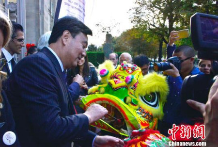 图为中国驻法大使翟隽在文化周开幕式上为醒狮点睛。　龙剑武　摄