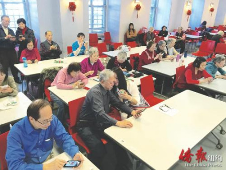 人瑞中心为耆老举办微信课程,图为学员们在学成后进行比赛。(美国《侨报》) 人瑞中心为耆老举办微信课程,图为学员们在学成后进行比赛。(美国《侨报》)