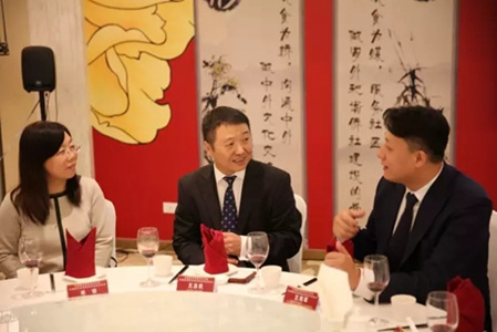 邓琼总领事(左) 王志民副司长(中) 王海军首席副总会长(右)