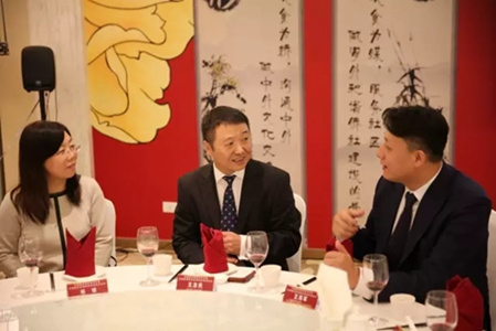 邓琼总领事(左) 王志民副司长(中) 王海军首席副总会长(右) 邓琼总领事(左) 王志民副司长(中) 王海军首席副总会长(右)