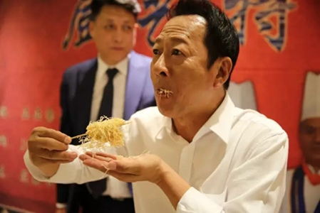 钉钣上气球上切肉丝 钉钣上气球上切肉丝