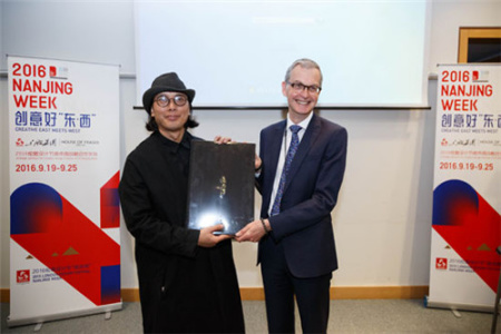 来自南京的书籍装帧设计师朱赢椿(左)向大英图书馆东亚藏品部主任Hamish Todd赠送自己设计的书籍。