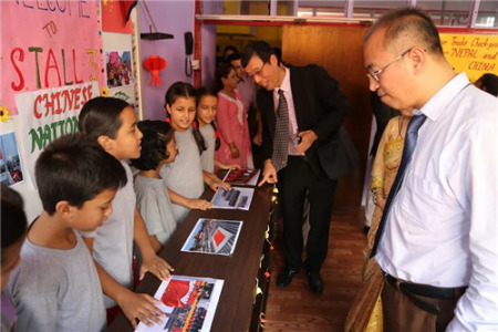 尼泊尔小学生在讲解图片上的中国。