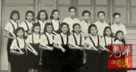 李美龄(前排左1)是加央群益华小1951年第5届毕业生。(马来西亚《光华日报》)
