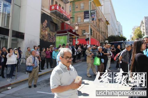 教堂外早已挤满了要送白兰最后一程的群众。(侨报记者任子晟摄) 教堂外早已挤满了要送白兰最后一程的群众。(侨报记者任子晟摄)