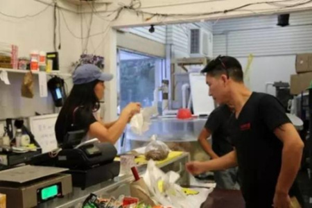 福州籍女子陈凤珠在美国乔治亚州圭奈特郡靠近华埠百福大道经营旺旺龙虾水产店