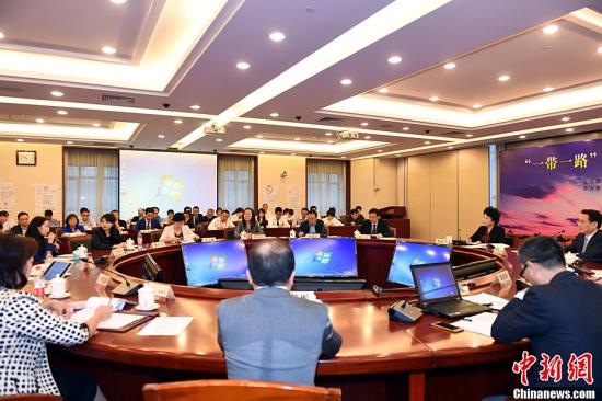 来自全球34个国家和地区的80余位华文媒体代表聚首北京,共同就华文媒体与“一带一路”建设展开座谈,思考华文媒体如何携手共赢,在“一带一路”建设中抓住机遇,发挥独特作用。国务院侨办主任裘援平出席座谈会并讲话,国务院侨办副主任谭天星主持座谈会。<a target='_blank' href='http://www.chinanews.com/'>中新社</a>记者 张勤 摄 来自全球34个国家和地区的80余位华文媒体代表聚首北京,共同就华文媒体与“一带一路”建设展开座谈,思考华文媒体如何携手共赢,在“一带一路”建设中抓住机遇,发挥独特作用。国务院侨办主任裘援平出席座谈会并讲话,国务院侨办副主任谭天星主持座谈会。<a target='_blank' href='http://www.chinanews.com/'>中新社</a>记者 张勤 摄