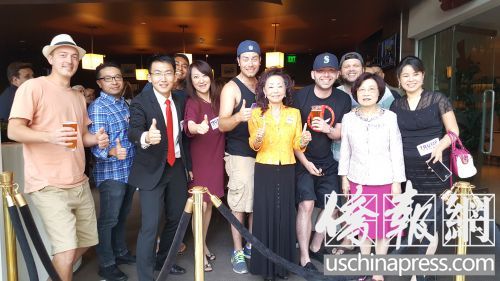 刘吉米(左3)和华裔民选官员协会创办人黄赵企晨博士(左6)带领华裔参加洛杉矶共和党部组织的观看总统大选第一场辩论活动。(图片由刘吉米提供) 刘吉米(左3)和华裔民选官员协会创办人黄赵企晨博士(左6)带领华裔参加洛杉矶共和党部组织的观看总统大选第一场辩论活动。(图片由刘吉米提供)