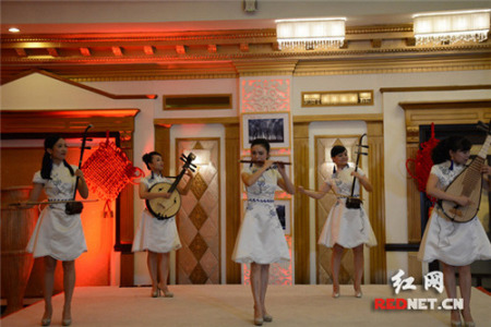 湖南省歌舞剧院民乐团在会上演奏了民乐《茉莉花》《赛马》。
