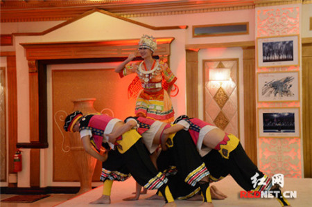 湖南长沙歌舞剧院舞蹈演员在会上表演侗族舞蹈《多嘎多耶》。