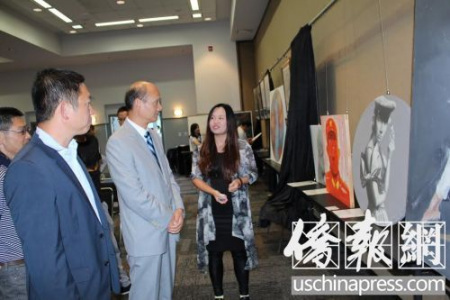 策展机构代表蔡晓君（右）向总领事罗林泉（中）介绍参展作品。左为美国福建商会会长杨长城。（美国《侨报》/陈勇青 摄）