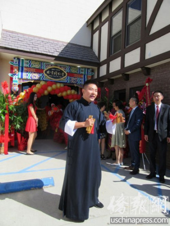 一位快板艺人唱出同仁堂历史。(美国《侨报》/翁羽摄) 一位快板艺人唱出同仁堂历史。(美国《侨报》/翁羽摄)