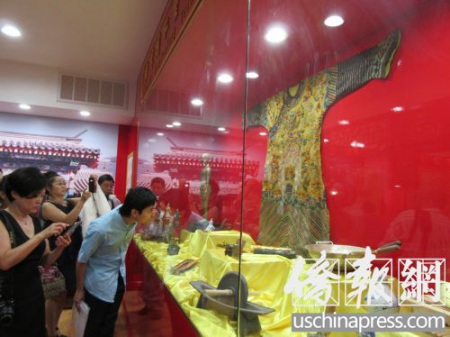 民众参观龙袍。 民众参观龙袍。