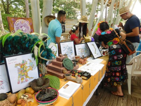 西裔团体展示墨西哥文物。（美国《世界日报》/王明心 摄）