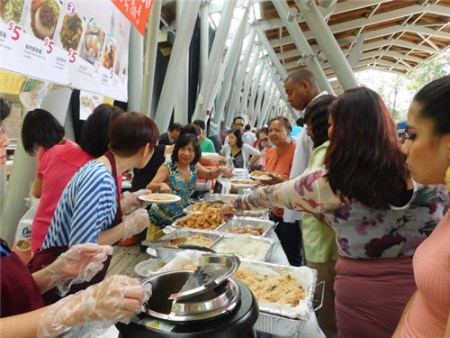 美食小吃造成热潮。(美国《世界日报》/王明心 摄) 美食小吃造成热潮。(美国《世界日报》/王明心 摄)