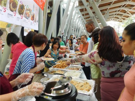 美食小吃造成热潮。（美国《世界日报》/王明心 摄）