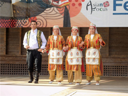 土耳其协会推出土耳其民族舞。（美国《世界日报》/王明心 摄）