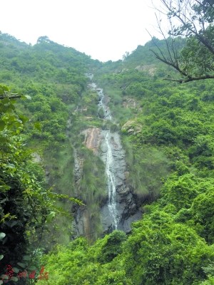 龙泉潮人径可欣赏“龙潭飞瀑”美景。