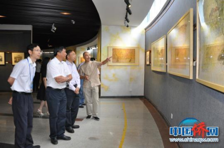 走进展厅参观 陈佩琳 摄 走进展厅参观 陈佩琳 摄