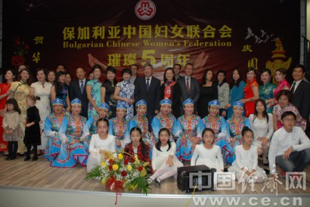 图为演出者与嘉宾合影留念。中国经济网记者 田晓军/摄 图为演出者与嘉宾合影留念。中国经济网记者 田晓军/摄
