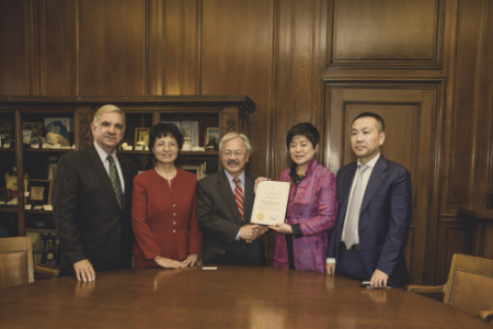 北京同仁堂和美洲中医学院高层，拜访旧金山市长李孟贤（中），并获颁贺状。（北京同仁堂提供）