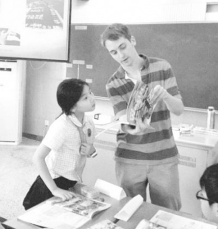 山姆·布恩在南京外国语学校为中国学生授课。