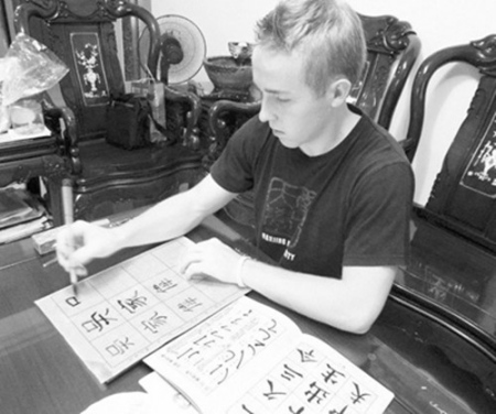 在吴言的影响下，他的弟弟乔舒亚也赴中国学习，并取名吴家伟。图为吴家伟在台湾留学时练习毛笔字。
