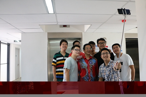 与学生们合影 与学生们合影