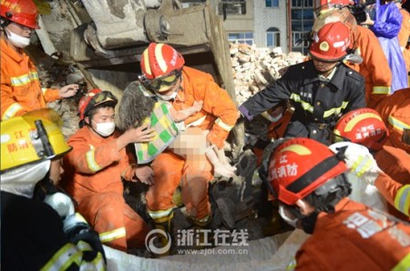 温州鹿城区塌楼事故现场救出的女孩,抱出时还用力抓住了救援人员。浙江日报记者胡元勇 通讯员余根玲/摄 温州鹿城区塌楼事故现场救出的女孩,抱出时还用力抓住了救援人员。浙江日报记者胡元勇 通讯员余根玲/摄