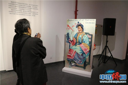 参观市民“置身”烟画。 参观市民“置身”烟画。