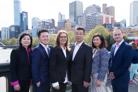 Together Melbourne团队，包括市长候选人王宗坚(Ken Ong，左四)，副市长候选人Sue Morphet(左三)，四位市议员候选人，包括刘乐(Philip Le Liu，左二)和Alice Poon(左一)两位华人代表。(澳洲网图片)