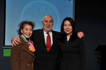 “Phil Cleary Means Business”团队,包括市长候选人Phil Cleary(中),副市长候选人苏俊希(Junxi Su,右一)。(澳洲网图片) “Phil Cleary Means Business”团队,包括市长候选人Phil Cleary(中),副市长候选人苏俊希(Junxi Su,右一)。(澳洲网图片)