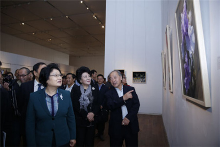 10月11日，中国十二届全国政协副主席李海峰（左一）、国务院侨务办公室主任裘援平（左二）参观书画展。