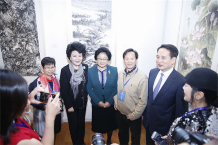 10月11日，中国十二届全国政协副主席李海峰（中）、国务院侨办主任裘援平（左二）、国务院侨办副主任谭天星（右一）与参加书画展的华人画家合影。