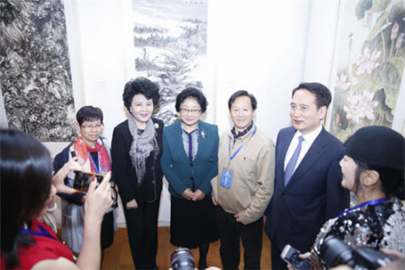 10月11日,中国十二届全国政协副主席李海峰(中)、国务院侨办主任裘援平(左二)、国务院侨办副主任谭天星(右一)与参加书画展的华人画家合影。 10月11日,中国十二届全国政协副主席李海峰(中)、国务院侨办主任裘援平(左二)、国务院侨办副主任谭天星(右一)与参加书画展的华人画家合影。