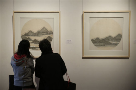10月11日，游人在天津美术馆欣赏由华人书画艺术家创作的书画作品。