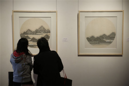 10月11日,游人在天津美术馆欣赏由华人书画艺术家创作的书画作品。 10月11日,游人在天津美术馆欣赏由华人书画艺术家创作的书画作品。