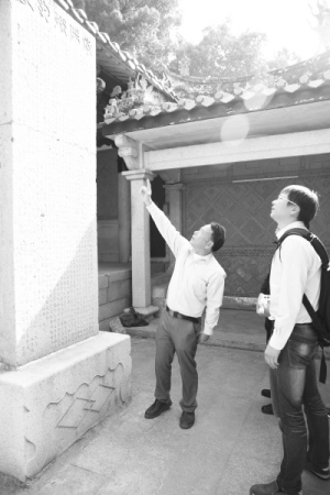 专家讲解“青阳乡约记碑”。 专家讲解“青阳乡约记碑”。